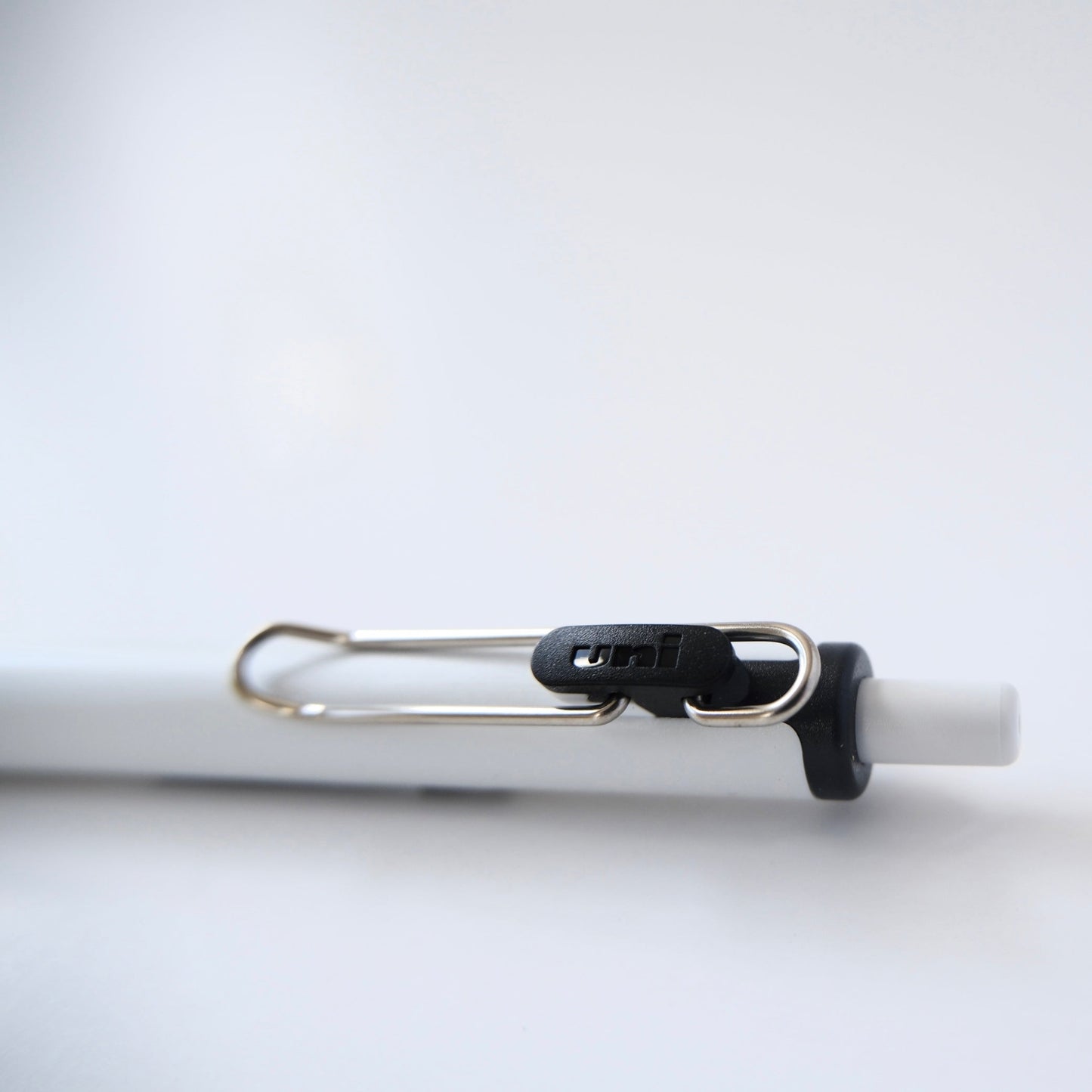uniball one gelpen clip closeup
